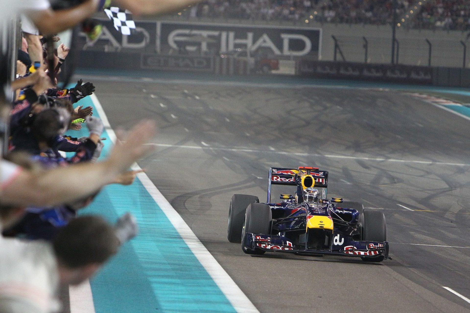 Vettel taking pole in monza 2009